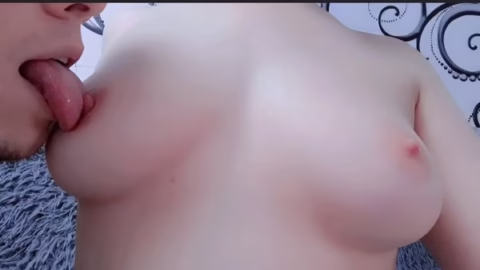 Chupando os peitos da namorada gostosa