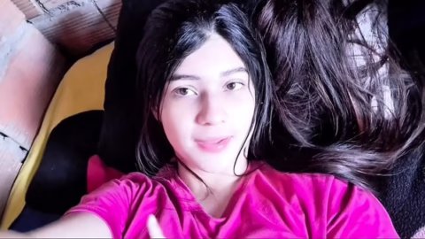 Novinha bem safadinha mostrando a buceta molhadinha