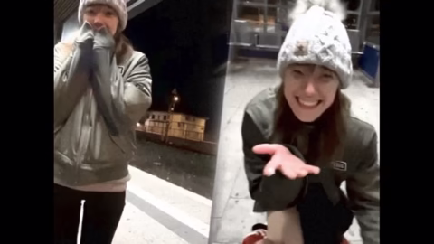 Novinha com frio, e também com muito tesão dando na rua